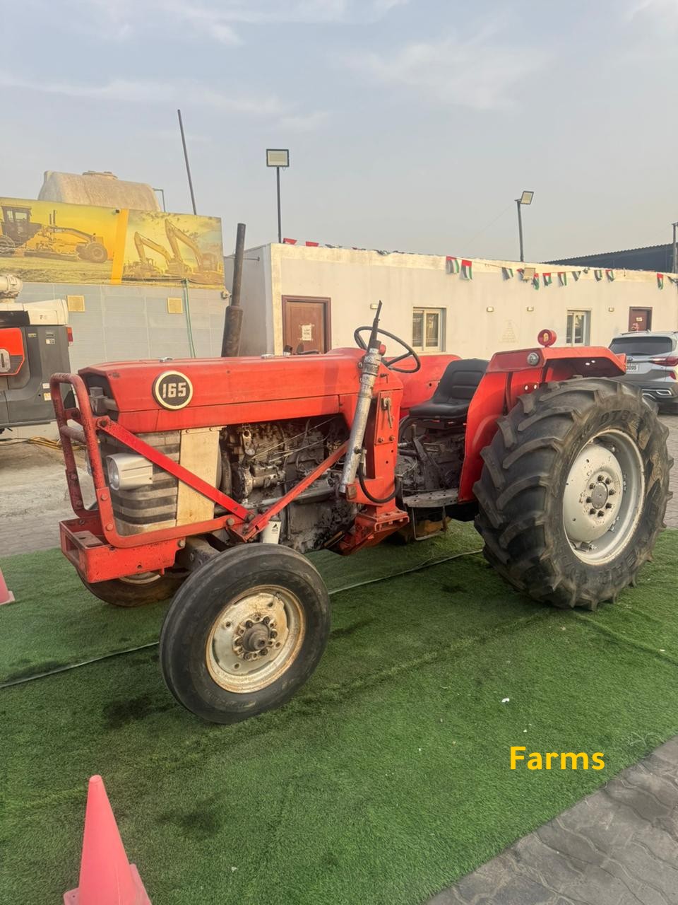 جرار ماسي فيرغسون 165 – كارونه مربعة، إنجليز